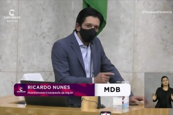 Ricardo Nunes, vice de Bruno Covas, se defende de acusações em discurso na Câmara de Vereadores de São Paulo