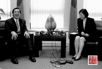 向“陆委会主委”蔡英文汇报香港行程的台北市长马英九 向“陆委会主委”蔡英文汇报香港行程的台北市长马英九