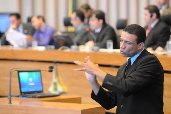 Intérpretes de língua de sinais bem treinados são importantes para se ter uma boa compreensão do texto ou fala