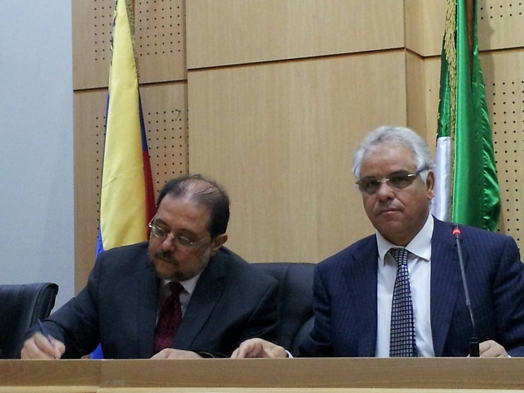 Firma del Libro de Oro de la Universidad de Argel por el Embajador de Venezuela en Argelia, José Sojo