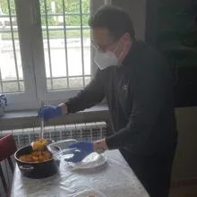Un sacerdote de Pla de Siero prepara los alimentos para las personas sin techo