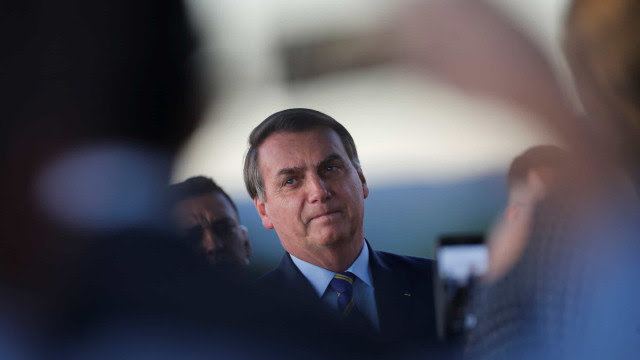 Na TV, Bolsonaro diz defender democracia, mas celebra golpe de 1964