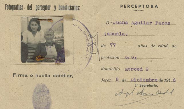 Juana Aguilar junto a su nieta en un documento oficial del régimen franquista.