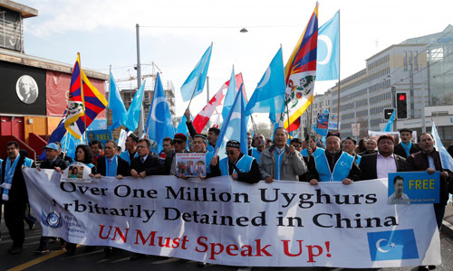 Nhóm người biểu tình bên ngoài Văn phòng Liên Hợp Quốc tại Geneva, Thụy Sĩ hôm 6/11. Ảnh: Reuters.