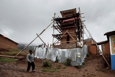 El campanario de la iglesia de Santiago Apóstol en Kuno Tambo, Perú. Construida por los españoles en 1681, se ha debilitado por los terremotos, pero las técnicas tradicionales están ayudando con su restauración.