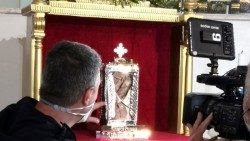 La reliquia della camicia insanguinata di Rosario Livatino esposta oggi e venerata nel corso della Messa di beatificazione, nella cattedrale di Agrigento