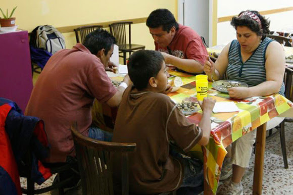 En seis años se ha triplicado el número de hogares españoles con niños, donde ningún adulto trabaja. Imagen de un comedor social en Barcelona. Foto:  Tomada de www.elmundo.es