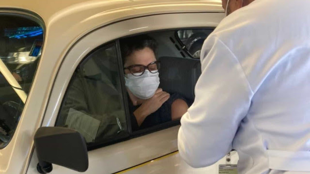 Sandra Annenberg se vacina contra Covid-19 em Fusca