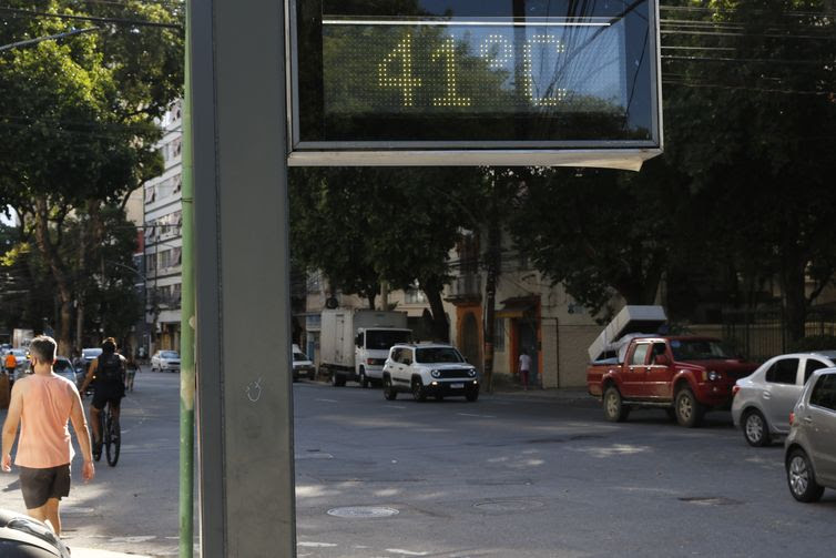 Fernando Frazão/Agência Brasil Termômetro de rua na Tijuca registra a onda de calor que atinge a cidade do Rio de Janeiro.