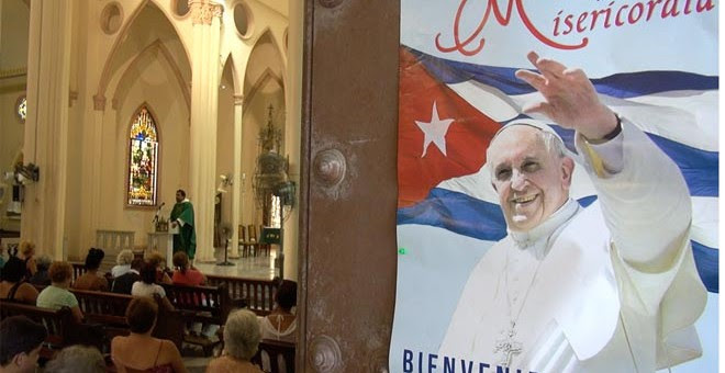 Cartel de bienvenida al Papa Francisco en una iglesia de La Habana.