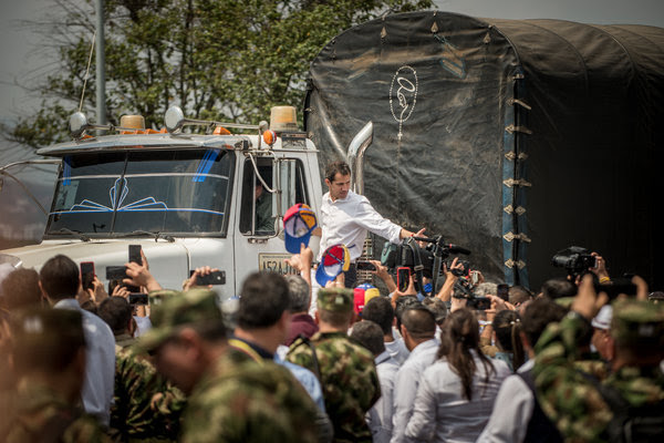 El líder de la oposición Juan Guaidó rodeado de sus simpatizantes en Colombia junto a un camión lleno de ayuda humanitaria. No se sabe aún si le permitirán volver a Venezuela.