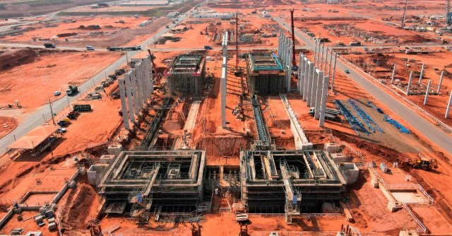 Imagem aérea das instalações da produtora de celulose Suzano. A empresa é a que mais consome água nas bacias de domínio federal