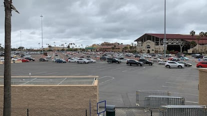 Scripps Del Mar Fairgrounds, una de las estaciones adaptadas como centros de vacunación en San Diego, California.