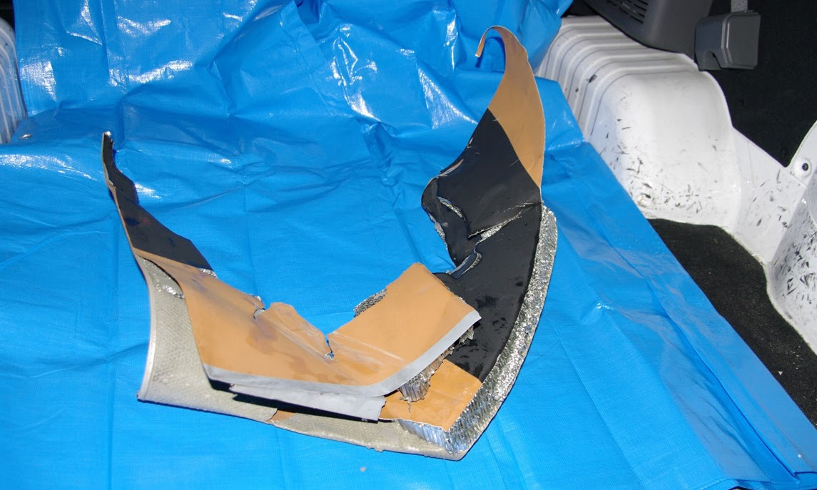 Mảnh vỡ máy bay được tìm thấy trên biển hôm 1/2. Ảnh: JASDF.