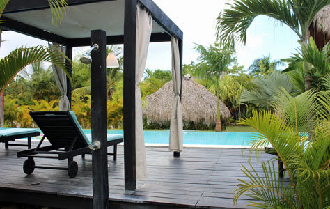 Vista de la piscina de Villa Montaña, casa de los chicos.