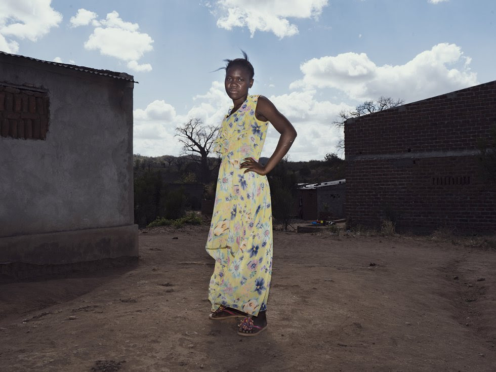 Una mujer en el área suburbana del barrio de Nhantchere. Source International, con el apoyo del Programa de las Naciones Unidas para el Desarrollo (PNUD), capacitó a miembros de la comunidad local y la agencia local de protección ambiental AQUA para monitorear los impactos de las actividades de minería del carbón. Además, la organización también realizó el primer estudio independiente y públicamente disponible sobre la contaminación del agua y el aire en el área.