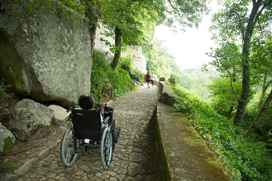 Equipamentos de tração motorizados que se acoplam à cadeira de rodas, auxiliam na subida de trajetos íngremes