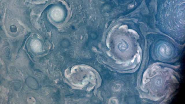 Sonda Juno capta fotografia de tempestades em Júpiter