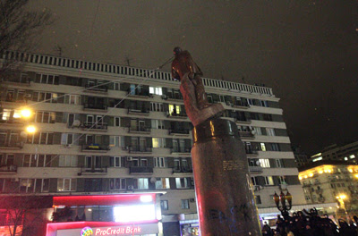Tượng Lenin ở Kiev, Ukraine, bị kéo đổ hôm 8 Tháng Mười Hai, 2013. (Hình: Anatoli Boiko/AFP/Getty Images)