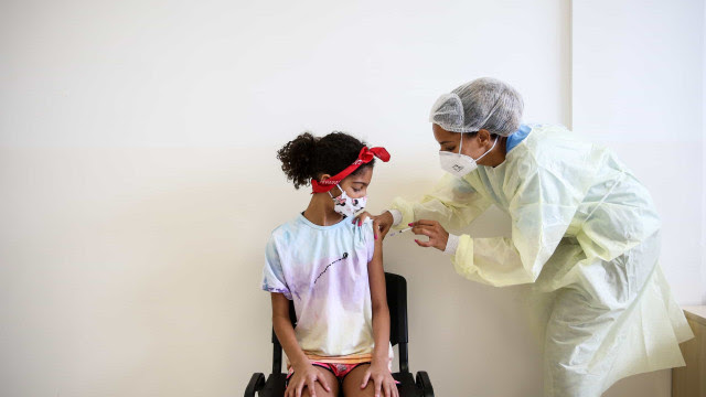 Brasil patina para completar vacinação de crianças a idosos contra Covid-19
