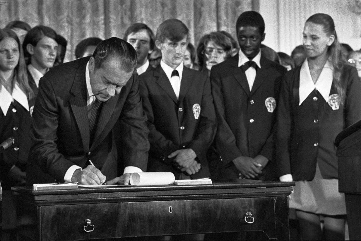 6749-09A_signing_18_yr_old_vote_26th_amendment.jpg