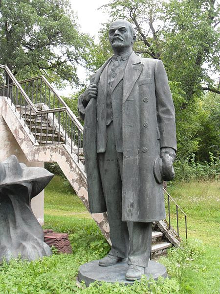 File:Lenin statue 6, Maarjamaë Palace, Tallinn. Estonia.jpg
