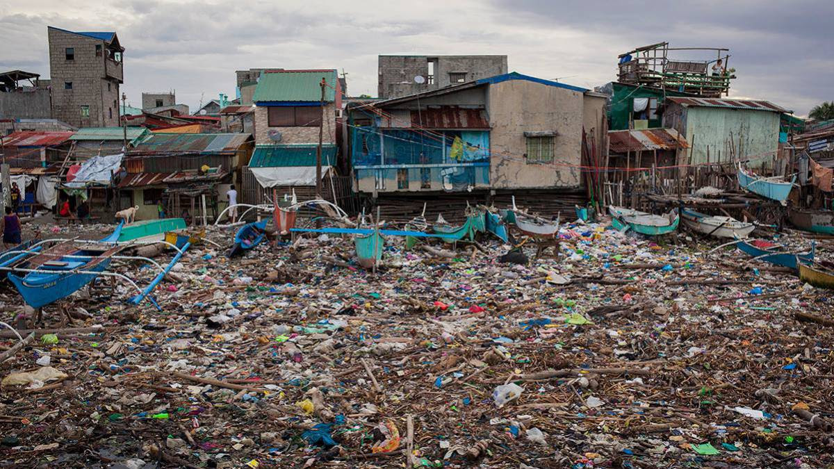 Los pescadores filipinos recogen más plástico que peces