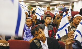 BNEI MENASHE
 Jews from India land in
 Israel (2006)
