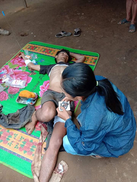 Saw Maw Aye Thân, một nhân viên rừng Karen, bị bắn bởi những người lính Miến Điện quân đội như ông và hai công nhân lâm nghiệp khác cưỡi với nhau trên một chiếc xe máy ở bang Karen, Miến Điện.