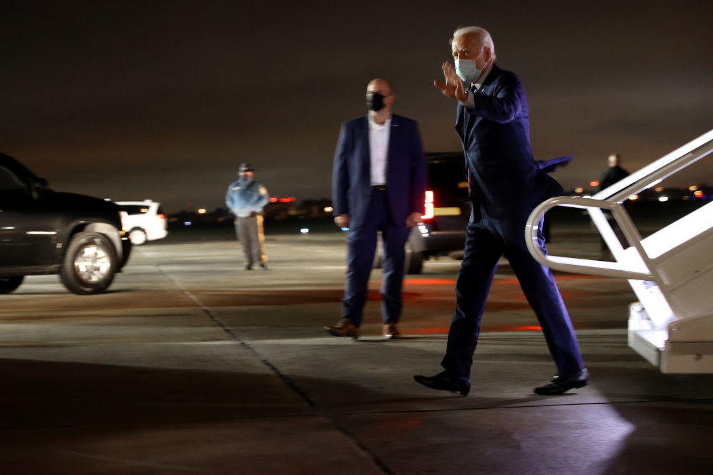 Ngay sau khi Tổng thống Trump bị gạt ra khỏi “cuộc chơi” vận động tranh cử, Joe Biden đã lên máy bay, bay tới nhiều nơi trong những ngày đầu tháng 10 còn nhiều hơn cả số lần ông bay trong cả tháng 9.