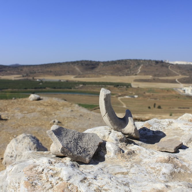 Artefacto arqueológico en la antigua Soko bíblica, con vista al valle de Elapaisajes de Galilea