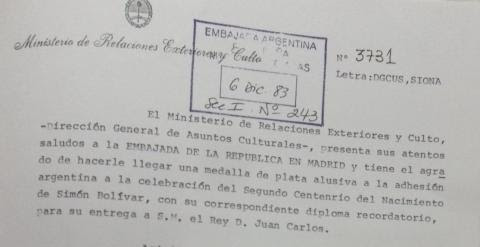 Imagen del documento que atestigua las condecoraciones a Juan Carlos de Borbón, Felipe González y Manuel Fraga por parte de la dictadura argentina.