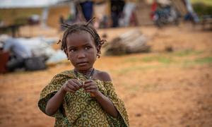 Дети в лагере для перемещенных лиц в Мали.