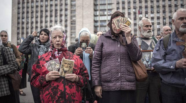 Vecinos prorrusos rezan por los fallecidos en el incendio de la Casa Regional de los Sindicatos, en Odessa, Ucrania.