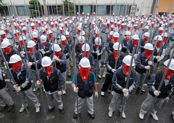 Trabajadores de Ssangyong Motors en huelga en el 2009 (Reuters).