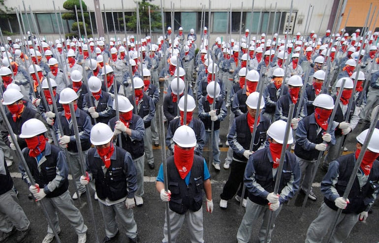Trabajadores de Ssangyong Motors en huelga en el 2009 (Reuters).
