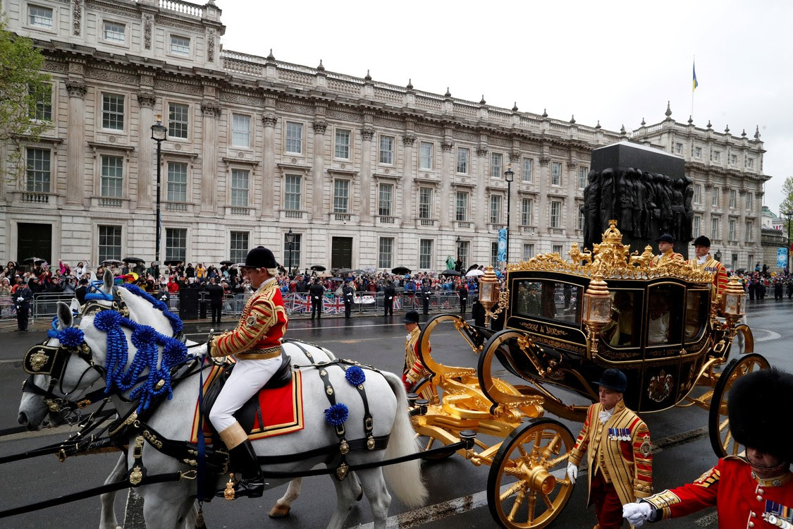Vua Charles và Nữ hoàng Camilla của Anh dọc theo Whitehall ở London, Anh ngày 6 tháng 5 năm 2023. REUTERS / Andrew Boyers