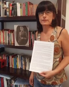 Isabel Cervera, ante la foto de su tío abuelo y con la denuncia que presenta este miércoles en la Embajada de Argentina en Madrid