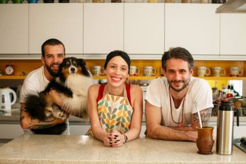 O diretor Lucas Costa com o cachorro Bart, Débora e Felipe Dable, intérprete e cozinheiro do Chef Cenoura, respectivamente.