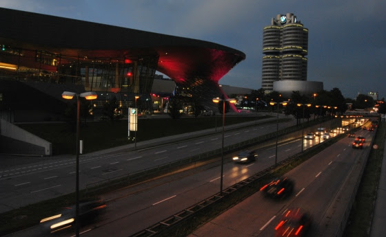 BMW Welt, con el museo y la torre al fondo