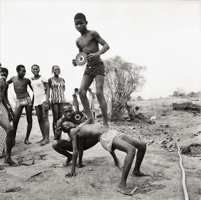 Malick Sidibé (Mali), Pique-nique à la Chaussée (‘Picnic on the Roadway’), 1972.