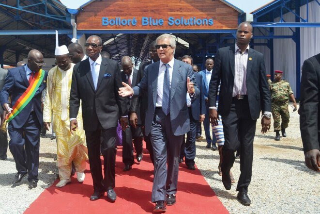 Vincent Bolloré avec le président guinéen, Alpha Condé, lors de l'inauguration du service de transport ferroviaire Blueline. © Photo Cellou Diallo / AFP