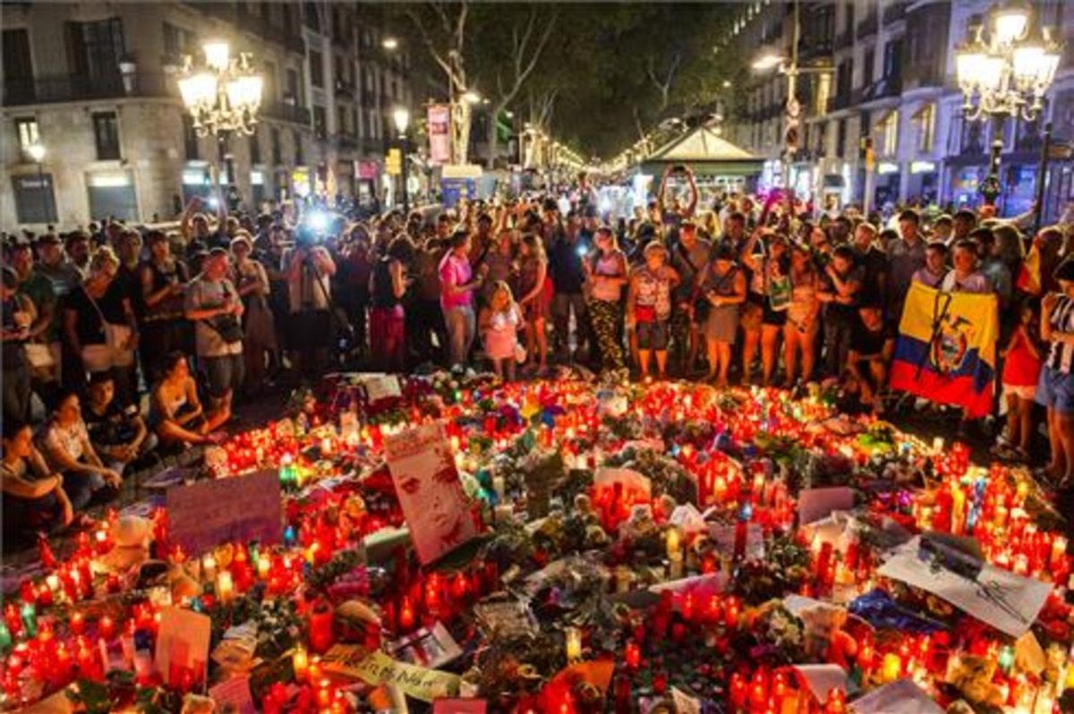 Homenaje en las Ramblas a las víctimas del atentado. / JORDI COTRINA