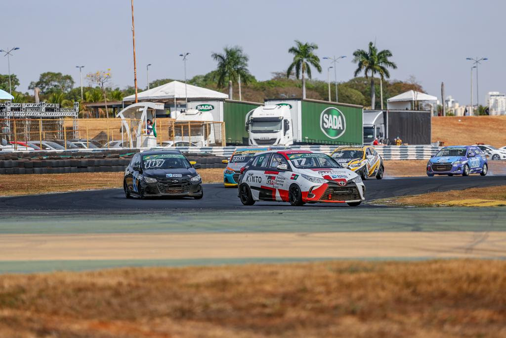 O domingo reservou duas grandes corridas no Autódromo Internacional Ayrton Senna (Beto Correa/Vicar)