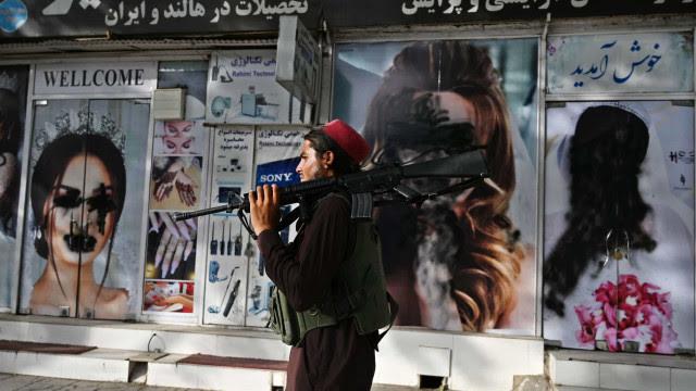 Ex-'noiva americana em Cabul' tenta ajudar afegãs que pedem socorro contra Taleban