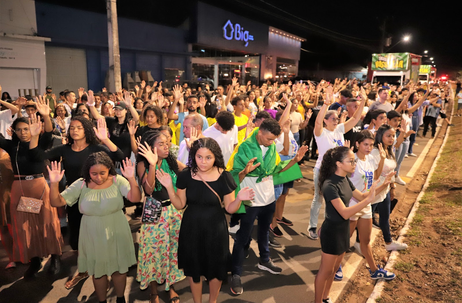 Após a concentração em frente à Conab, os fiéis percorreram a Avenida Filadélfia em uma jornada de fé e esperança até a Via Lago