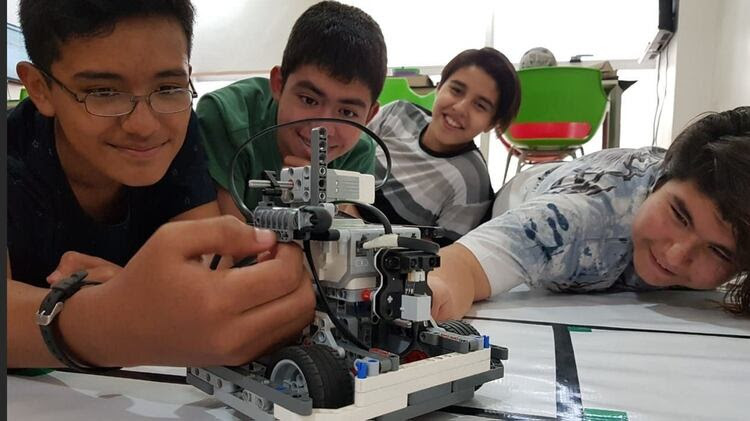 Los estudiantes trabajando en el robot.