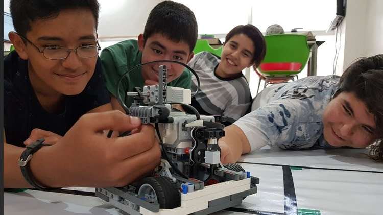 Los estudiantes trabajando en el robot.