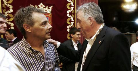 Joseba Asiron, de EH Bildu,  (d), recién elegido alcalde de Pamplona, mantiene una conversación con uno de los hijos de Tomas Caballero, edil de UPN asesinado por ETA en 1998.EFE/Jesús Dige
