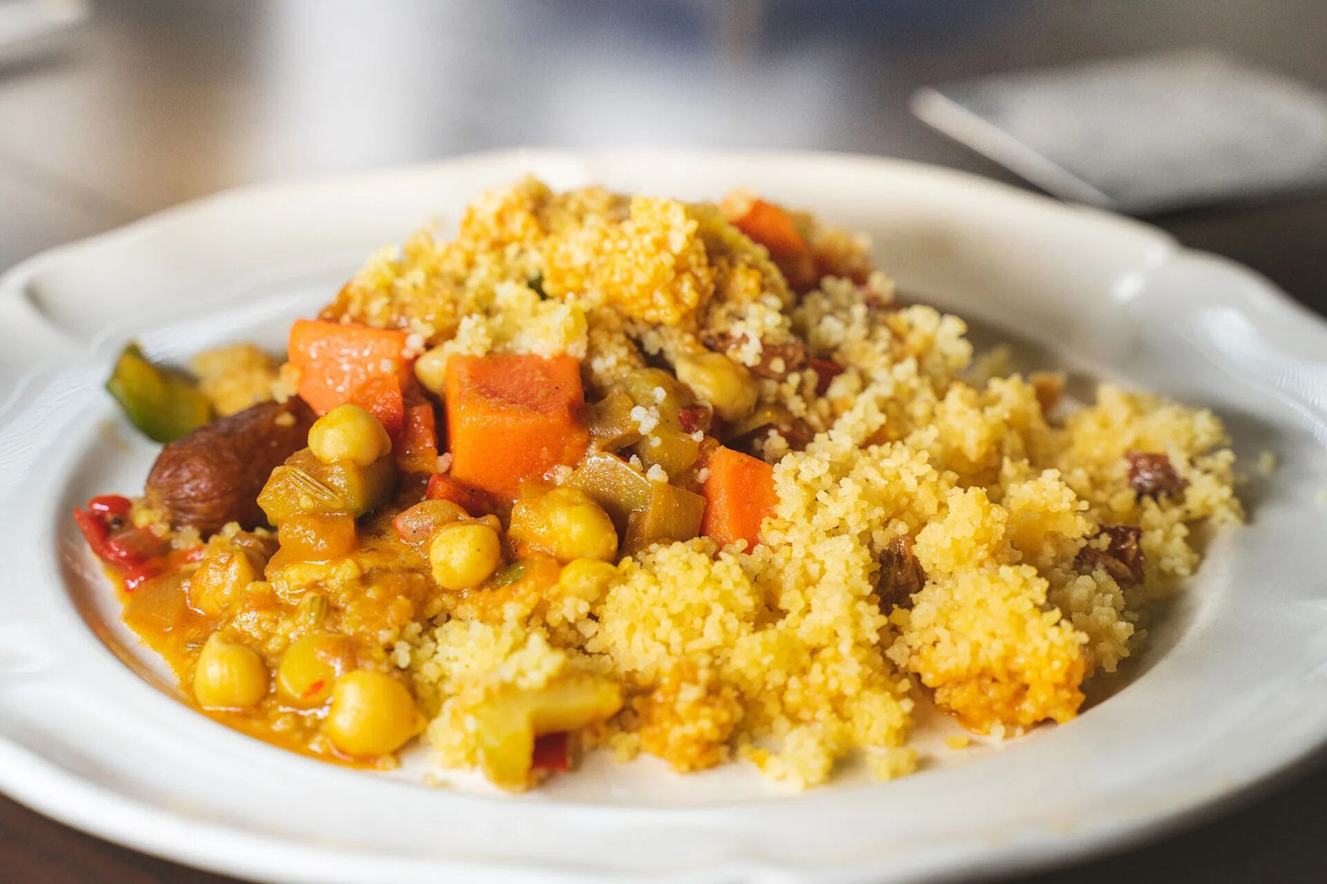 El couscous con verduras es un reflejo de la cocina marroquí y su cruce de influencias (Getty)